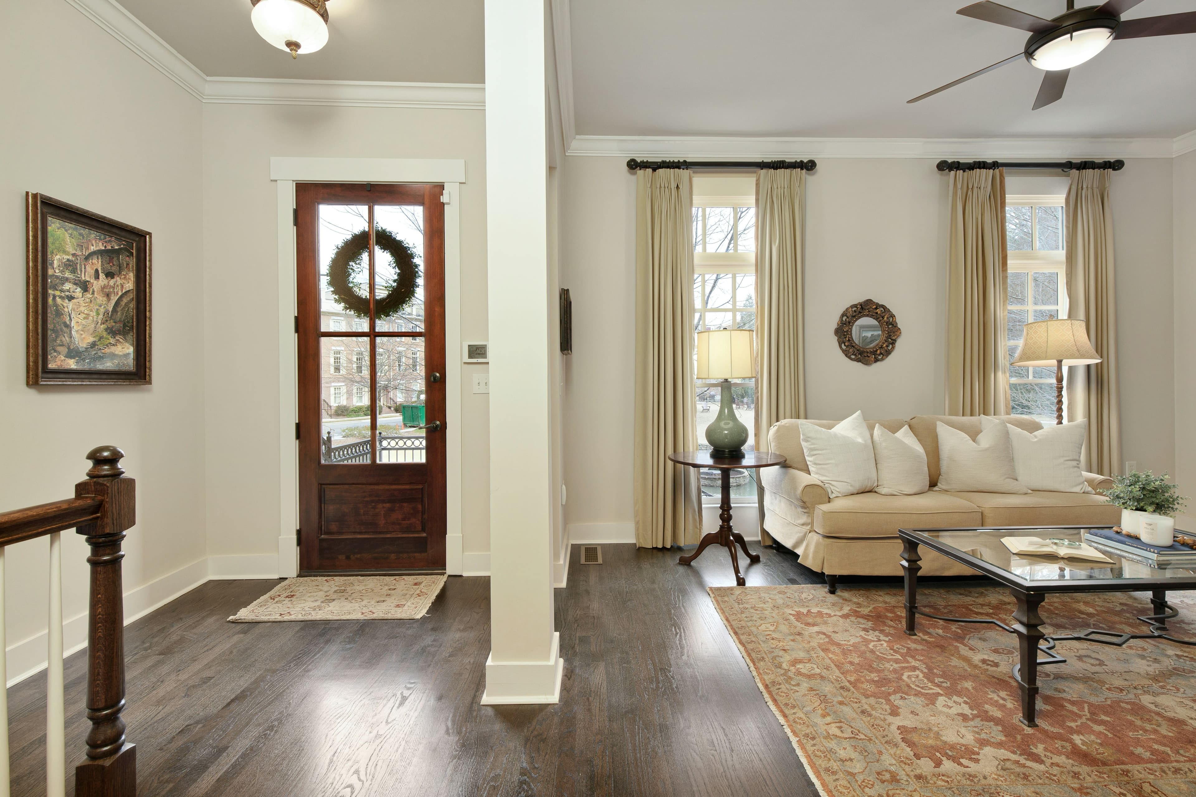 Luxury Apartment in Downtown - Image 2